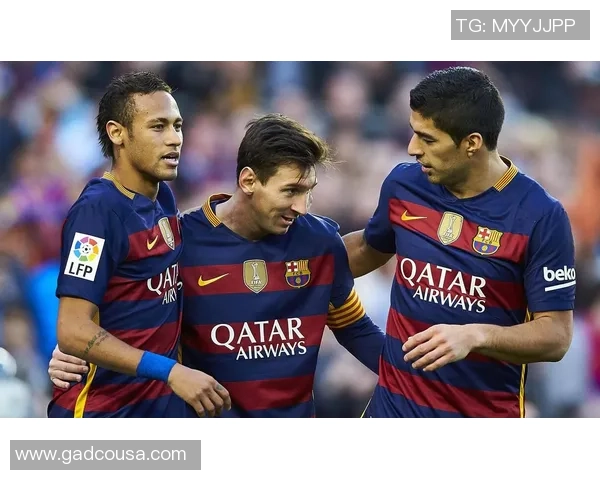 足球与篮球明星同框合影展现体育魅力与友谊的精彩瞬间