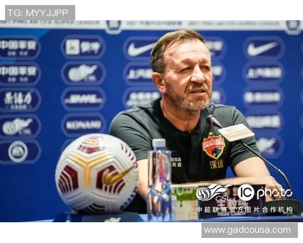 足球明星勇敢出手拦下保安队展现人性光辉与体育精神