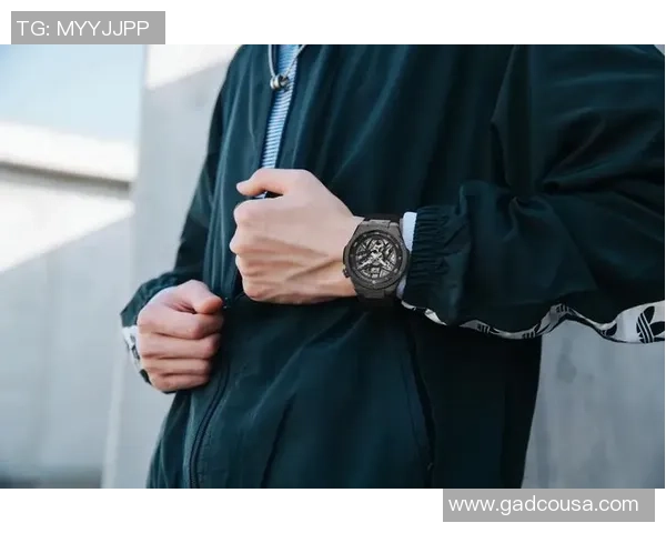 足球明星代言CK广告魅力尽显时尚风采与运动精神的完美结合