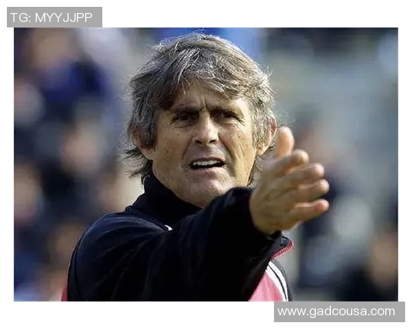 足球明星在训练中被教练意外发现潜力无限引发全队关注与期待