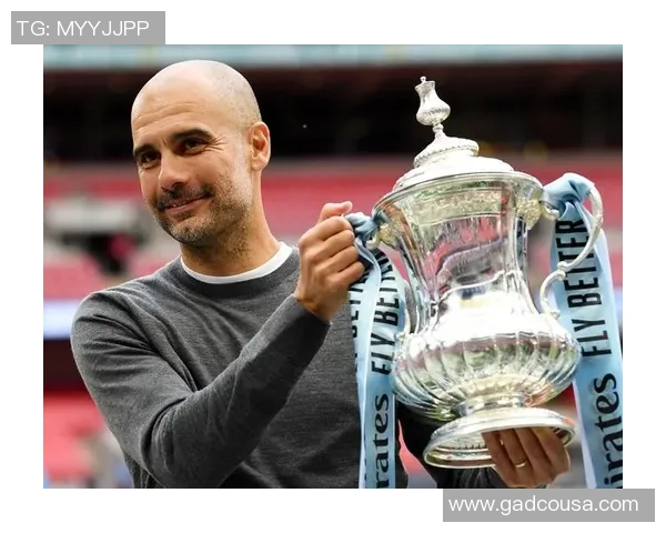 足球明星头顶奖杯的传奇瞬间揭示了他们的奋斗与荣耀 足球明星头顶奖杯的传奇瞬间揭示了他们的奋斗与荣耀