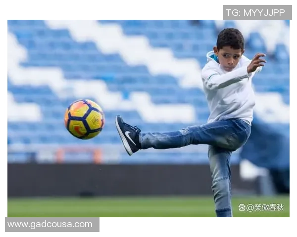 足球明星喜迎新生儿性别揭晓引发粉丝热议与祝福