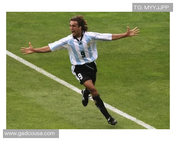 近代足球明星盘点：那些改变历史的传奇球员与他们的辉煌成就