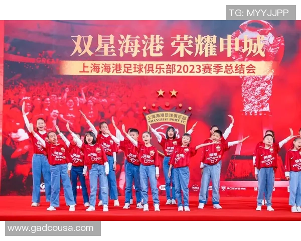 足球明星齐聚上海展开友谊赛引发球迷热烈期待与欢呼
