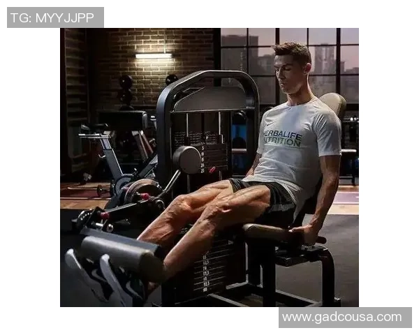 顶级足球明星C罗身材揭秘如何保持完美体型与竞技状态